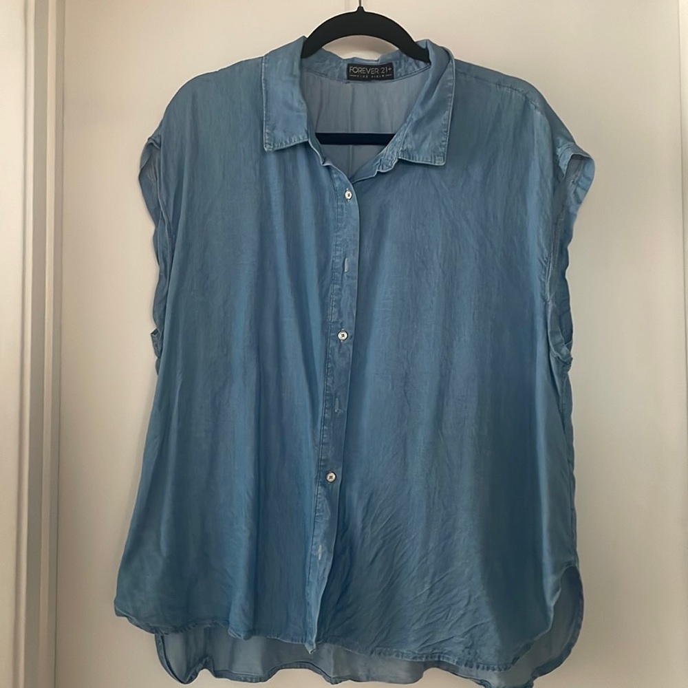 Light weight, blue Jean color, sleeveless, I tie the front for a feminine look.